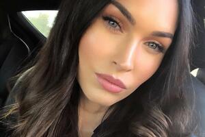 Фокс состоит в отношениях с рэпером Machine Gun Kelly