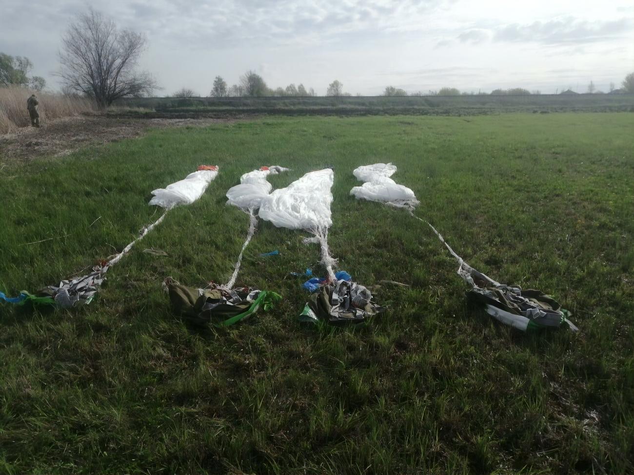 Виявлені парашути прикордонники передали правоохоронним органам