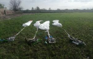 Виявлені парашути прикордонники передали правоохоронним органам