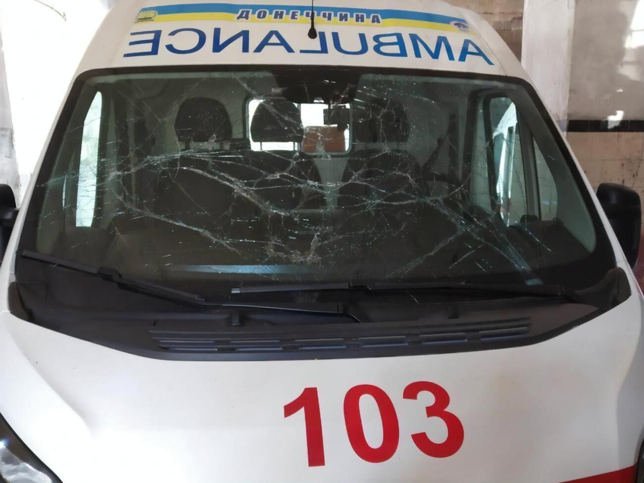 У будівлі лікарні вибуховою хвилею вибило скло, пошкоджено цегляні стіни. Осколками розщепило дерева поруч і було пошкоджено машину швидкої допомоги