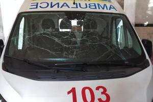 У будівлі лікарні вибуховою хвилею вибило скло, пошкоджено цегляні стіни. Осколками розщепило дерева поруч і було пошкоджено машину швидкої допомоги