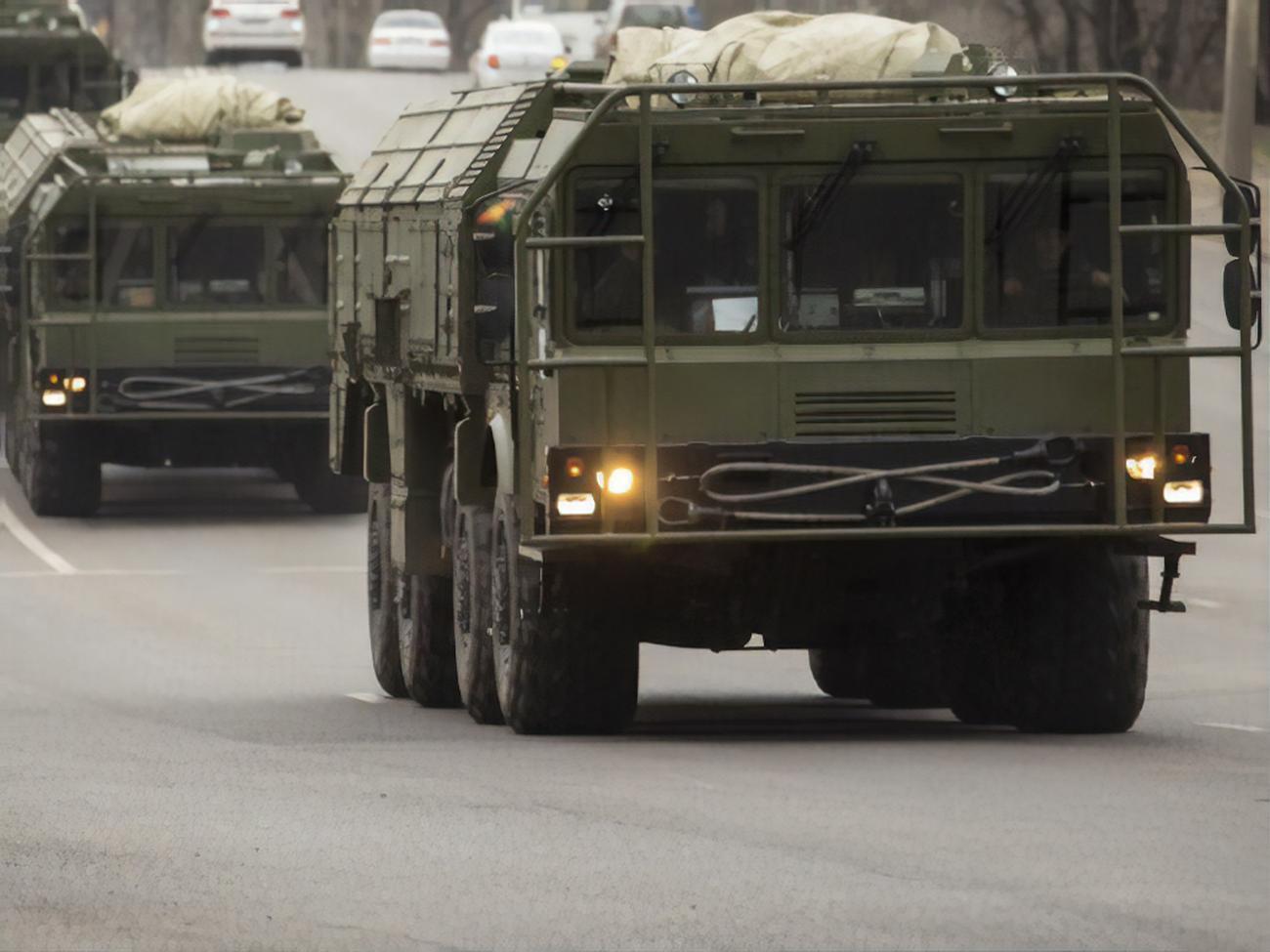 Россия вернула некоторые войска в места дислокации – но большую часть оставила возле украинской границы, говорят американские чиновники