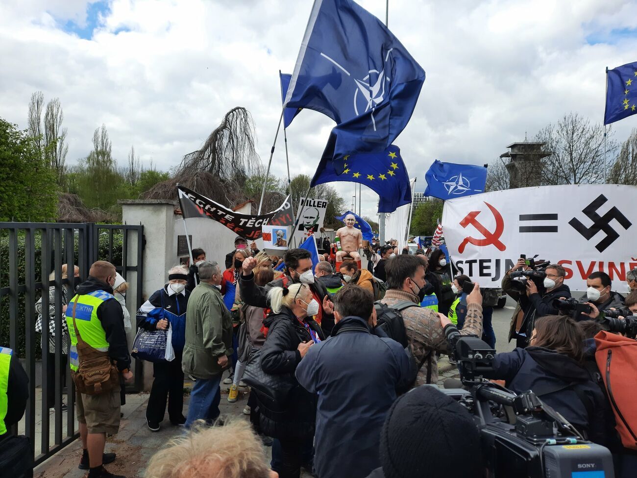 Пророссийских байкеров в Праге встретили флагами ЕС и НАТО, а также куклой голого Путина