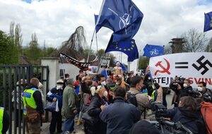 Пророссийских байкеров в Праге встретили флагами ЕС и НАТО, а также куклой голого Путина