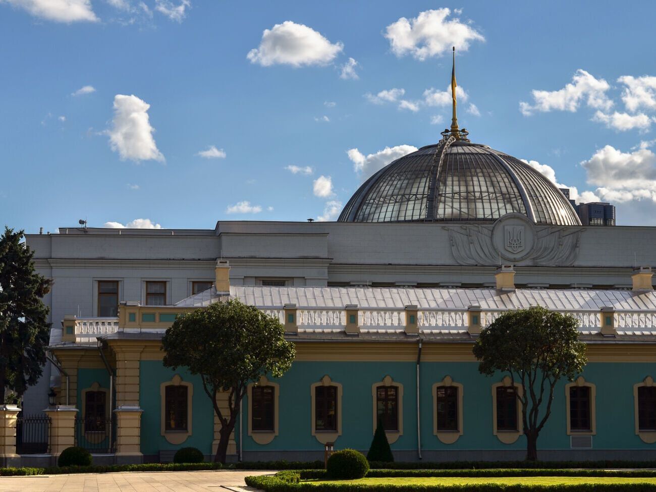 Согласно результатам опроса, в парламент проходят пять партий