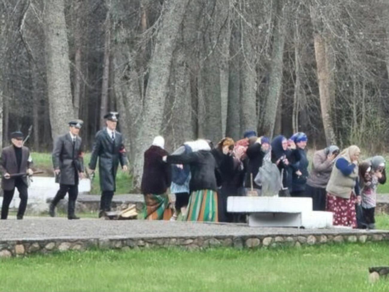 "Реконструкцію" спалення села показують уже не вперше