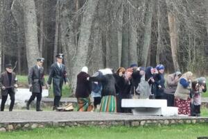 "Реконструкцію" спалення села показують уже не вперше