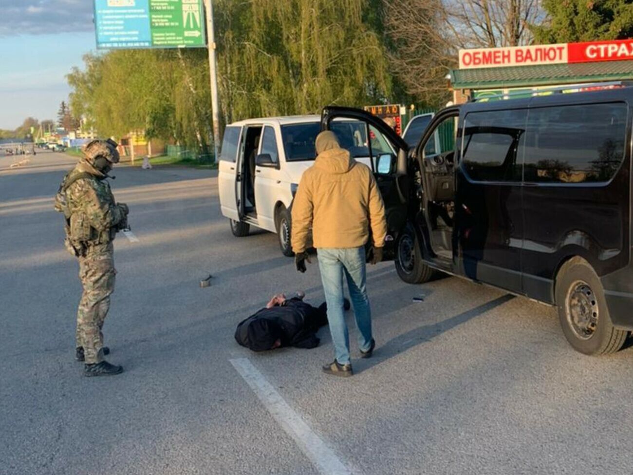 За даними СБУ, для перевезення пасажирів організатори використовували "маршрут" через РФ і тимчасово непідконтрольні ділянки держкордону