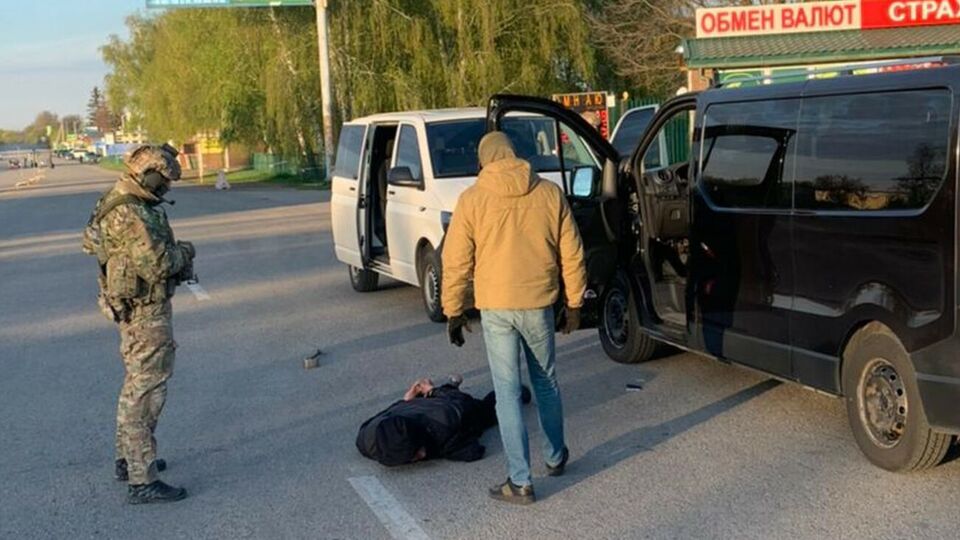 За даними СБУ, для перевезення пасажирів організатори використовували "маршрут" через РФ і тимчасово непідконтрольні ділянки держкордону