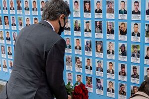 Блінкен поклав квіти на спомин про українців, які загинули внаслідок агресії РФ на Донбасі
