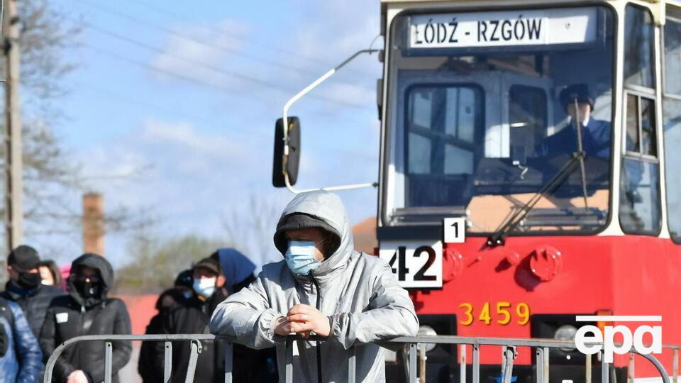 В Польше маски на улице можно будет не носить при условии соблюдения дистанции