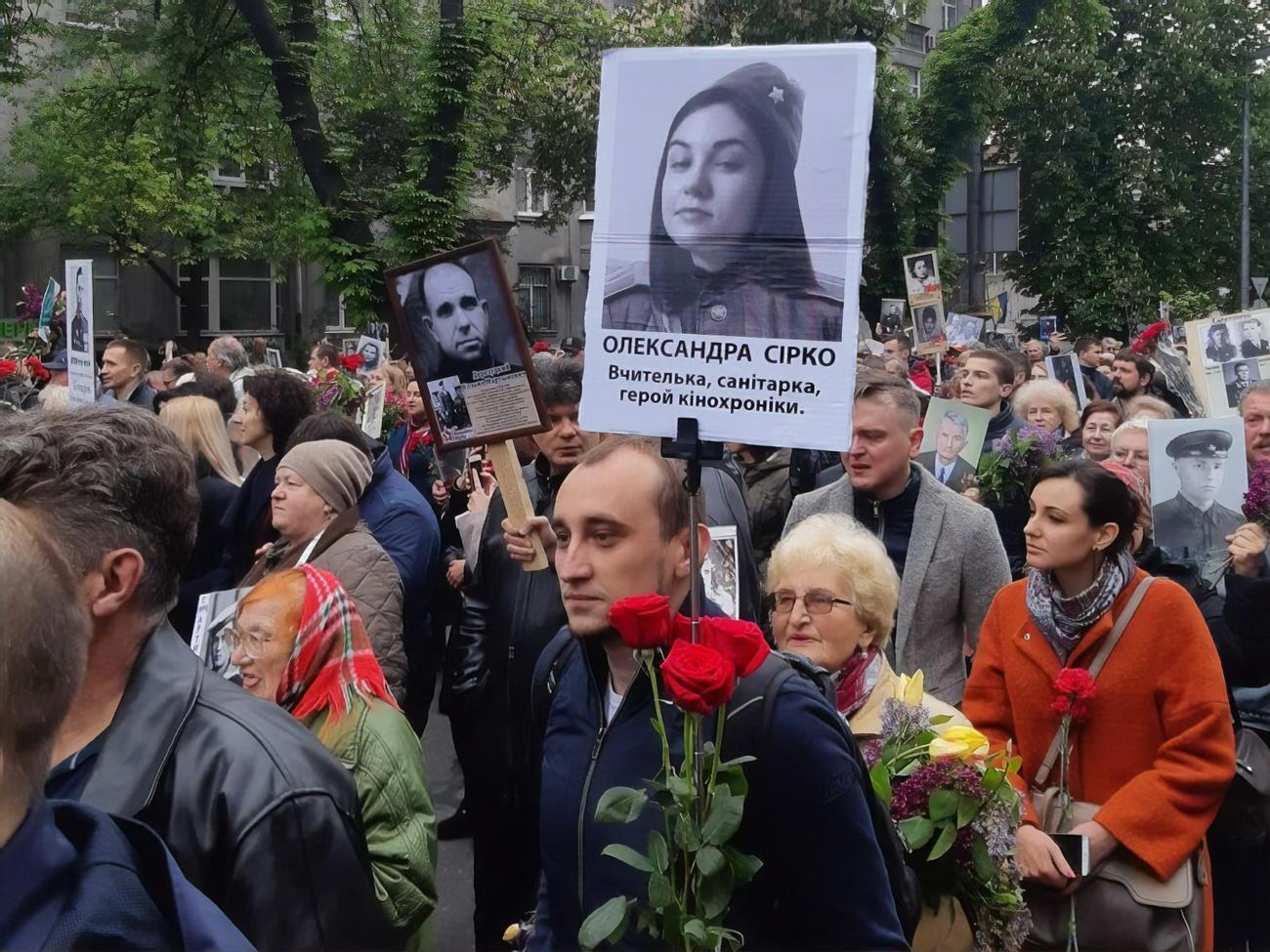 В Киеве в 2019 году присоединившиеся к шествию "Бессмертного полка" активисты потроллили его участников