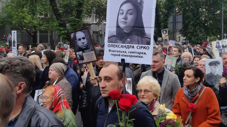 В Киеве в 2019 году присоединившиеся к шествию "Бессмертного полка" активисты потроллили его участников