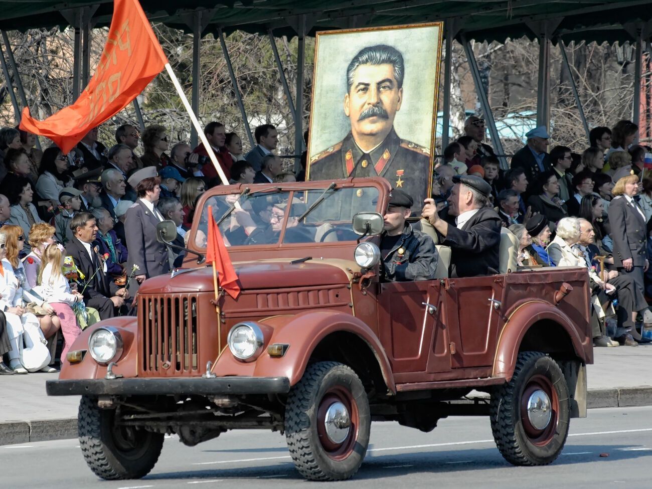 По данным социологов, негативное отношение к Сталину превалирует во всех регионах Украины