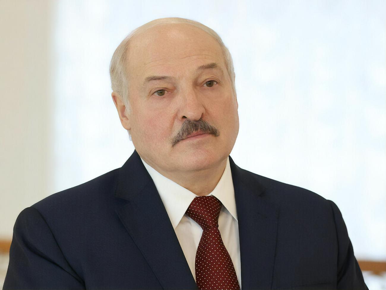 По мнению Лукашенко, нет гарантии, что имеющиеся сейчас в мире вакцины будут в будущем помогать от новых мутаций вируса