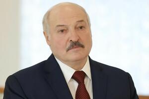 По мнению Лукашенко, нет гарантии, что имеющиеся сейчас в мире вакцины будут в будущем помогать от новых мутаций вируса