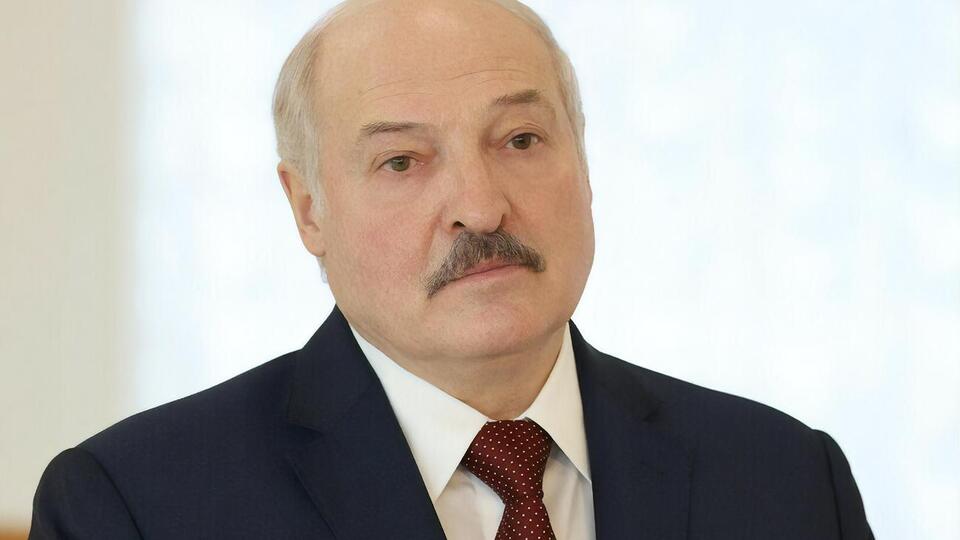 По мнению Лукашенко, нет гарантии, что имеющиеся сейчас в мире вакцины будут в будущем помогать от новых мутаций вируса