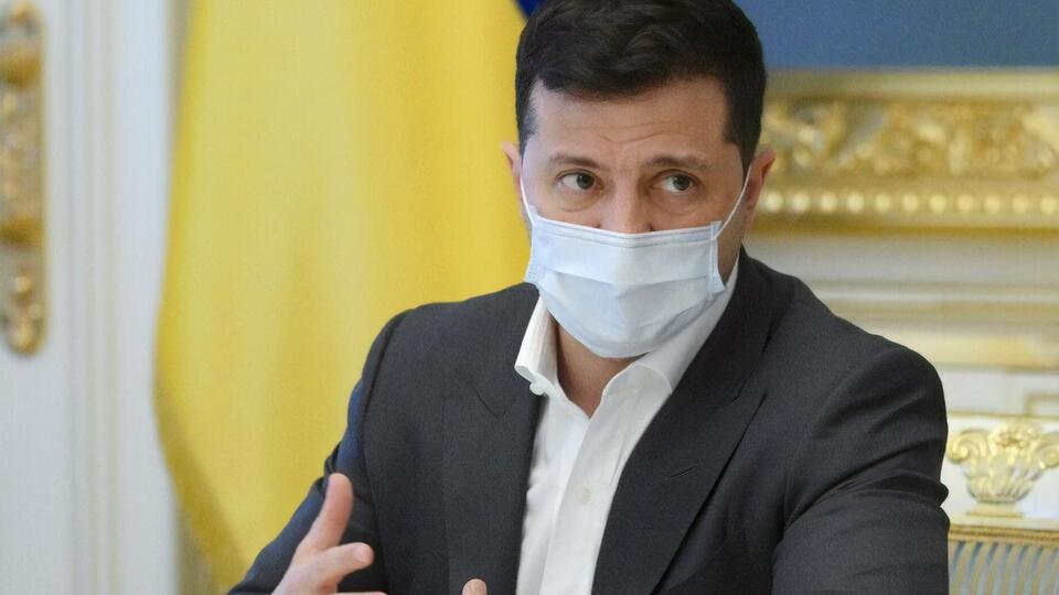 Зеленский, по данным СМИ, лишил гражданства Украины трех человек, двое из которых находятся под санкциями СНБО за причастность к контрабанде