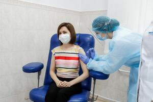 Санду получила первую дозу вакцины
