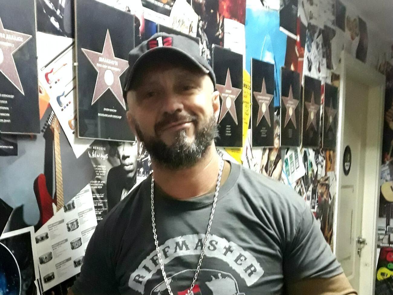 За словами Антоненка, його мали відпустити відразу ж після того, як з'ясували, що він не підходить під опис злочинця