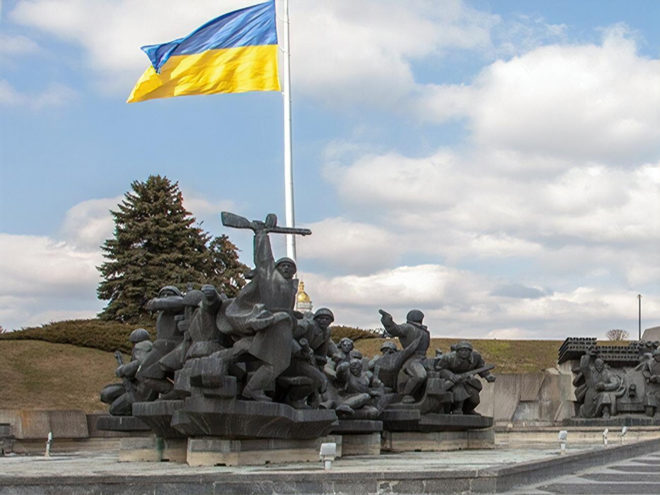 Технічне обладнання для монтування сцени не пропускають на територію Національного музею історії України у Другій світовій війні