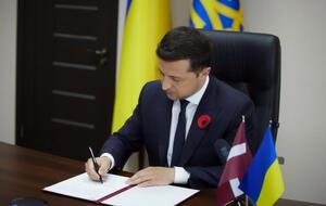 Зеленский (на фото) и Левитс подписали совместную декларацию