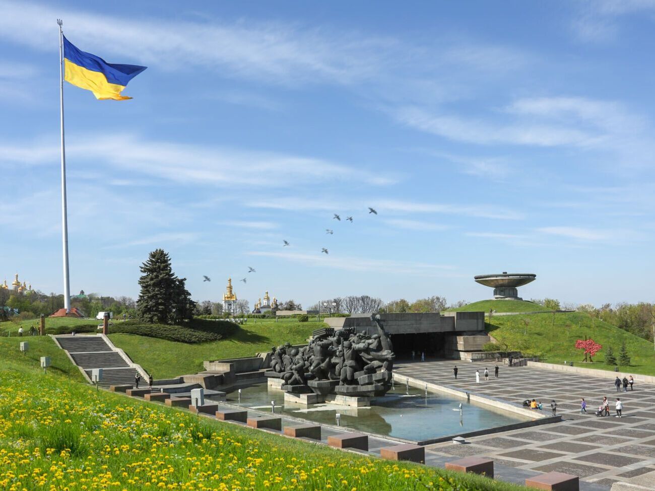 Технічне обладнання для монтування сцени пропустили на територію Національного музею історії України у Другій світовій війні, заявили в Мінкульті