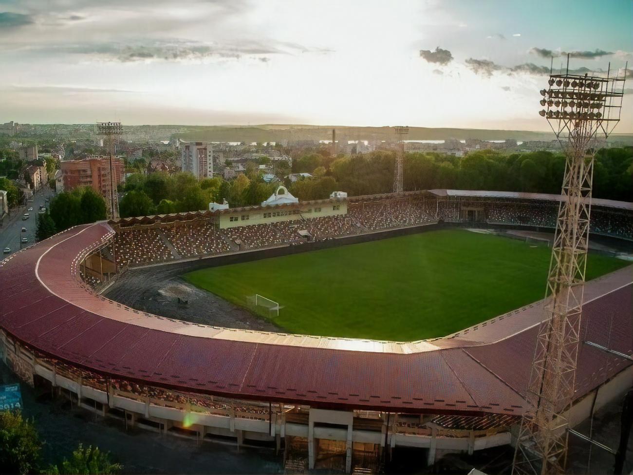 Стадіон уміщує трохи більше ніж&nbsp; 15 тис. глядачів