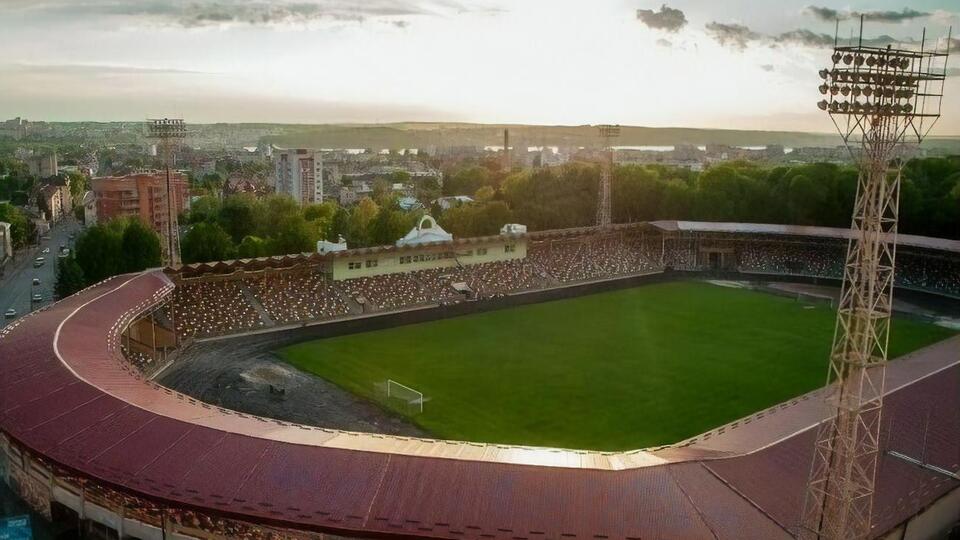 Стадіон уміщує трохи більше ніж 15 тис. глядачів
