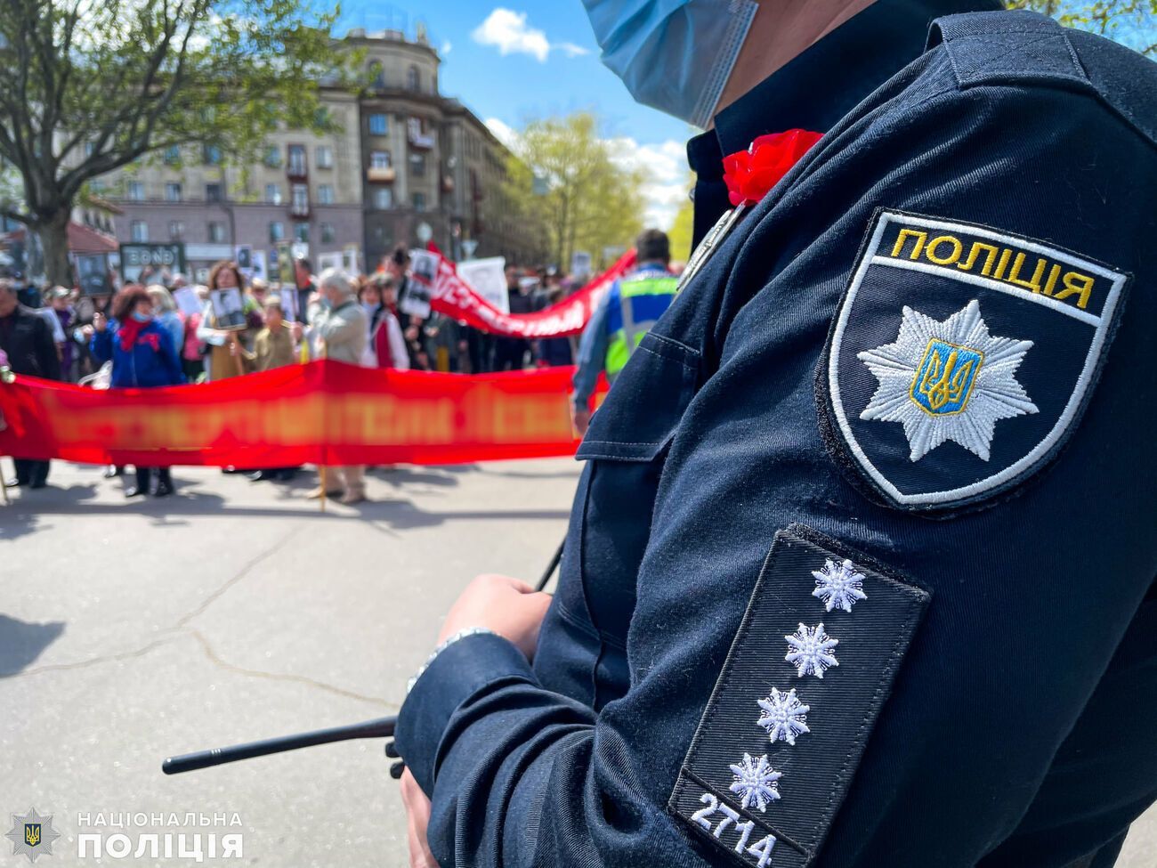 Полиция просила мужчину убрать флаг, но он это проигнорировал