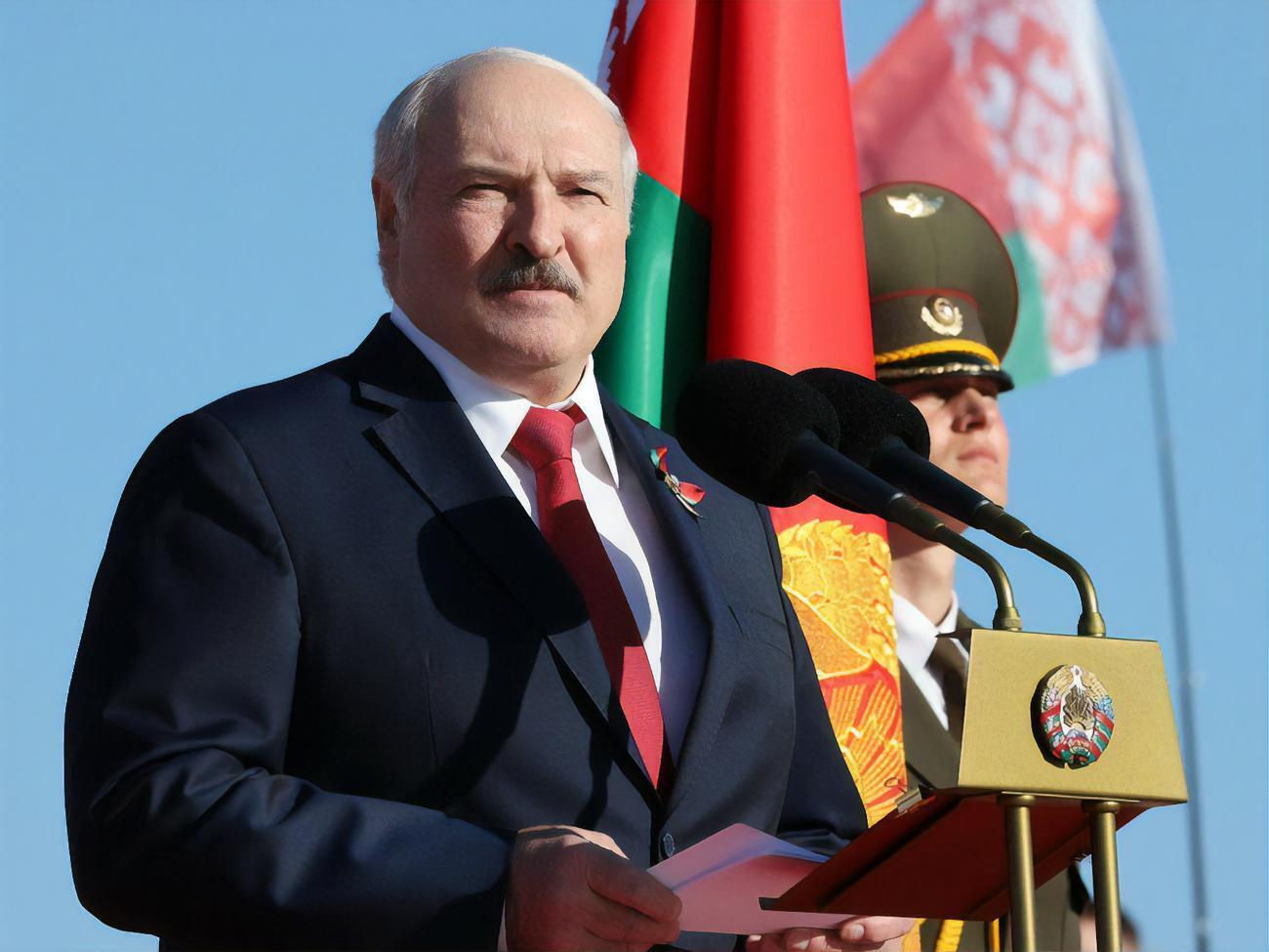 Лукашенко зазначив, що вперше за тисячоліття білорусам пощастило незалежно жити на своїй землі