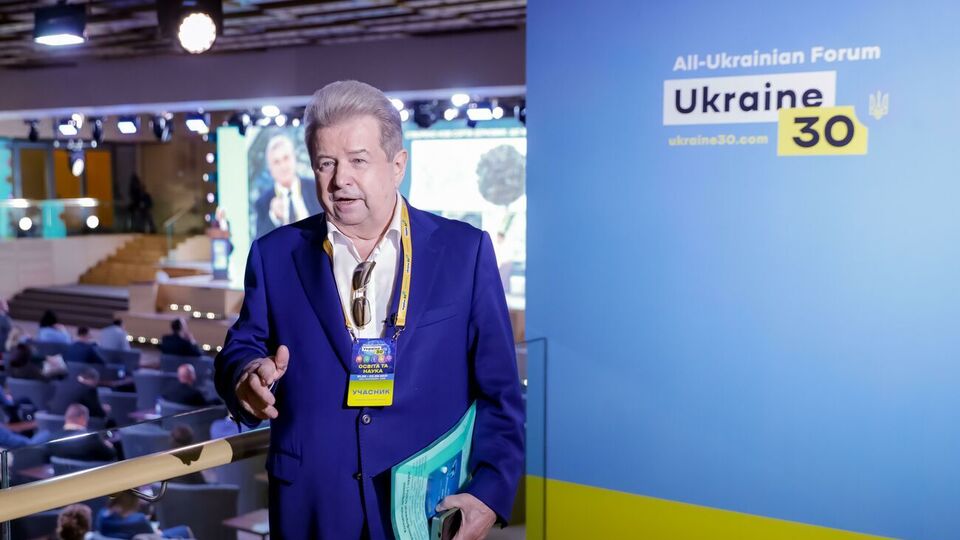 Михайло Поплавський: Щопонеділка з 19.00 до 20.00 я зі студентами у прямому ефірі спілкуюся. А що потрібно для молоді? Або молодь тобі довіряє, або тобі не довіряє