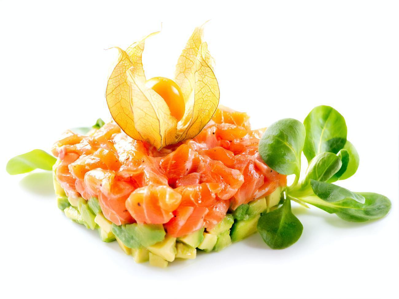 Тартар перед подачей нужно полить соусом