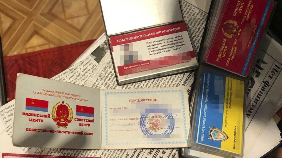 Під час обшуків правоохоронці виявили документацію фейкових "народних рад"