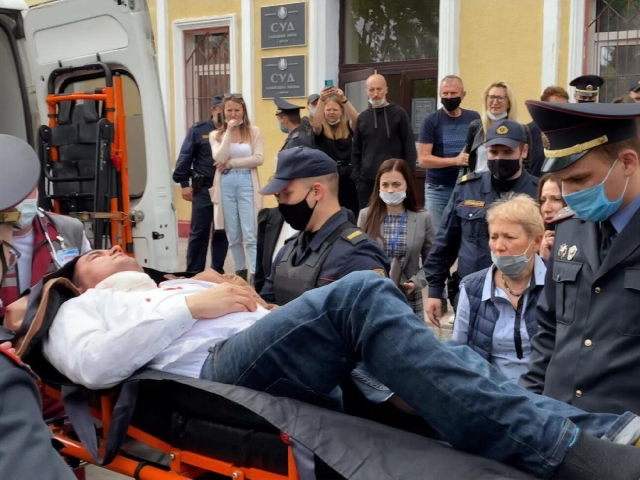 Чоловіка відвезли із суду непритомного