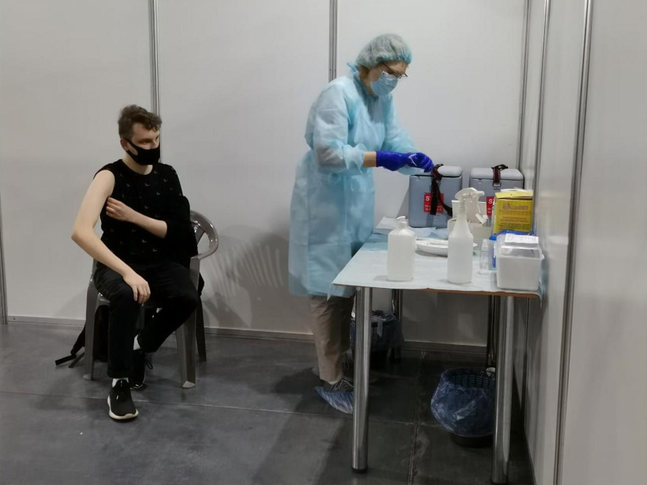 Щоб зробити щеплення проти COVID-19, потрібно записатися на вакцинацію в застосунку або на порталі "Дія"
