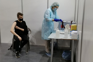 Щоб зробити щеплення проти COVID-19, потрібно записатися на вакцинацію в застосунку або на порталі "Дія"