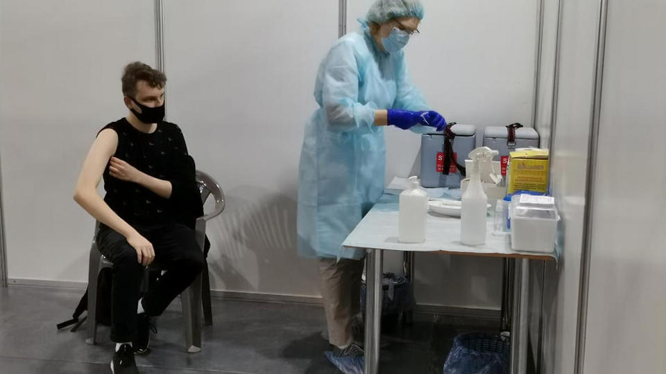 Чтобы получить прививку от COVID-19, нужно записаться на вакцинацию в приложении или на портале "Дія"