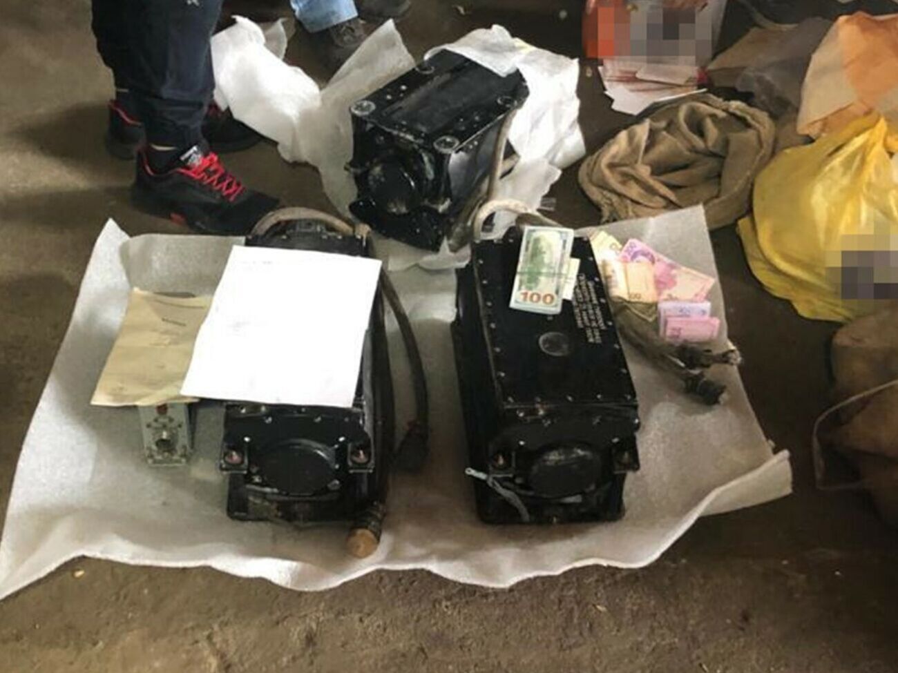 Під час обшуків правоохоронці вилучили майже 120 підготовлених до відправлення виробів