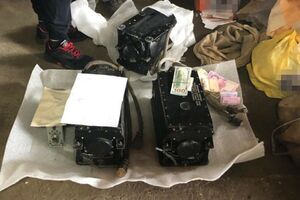 Під час обшуків правоохоронці вилучили майже 120 підготовлених до відправлення виробів