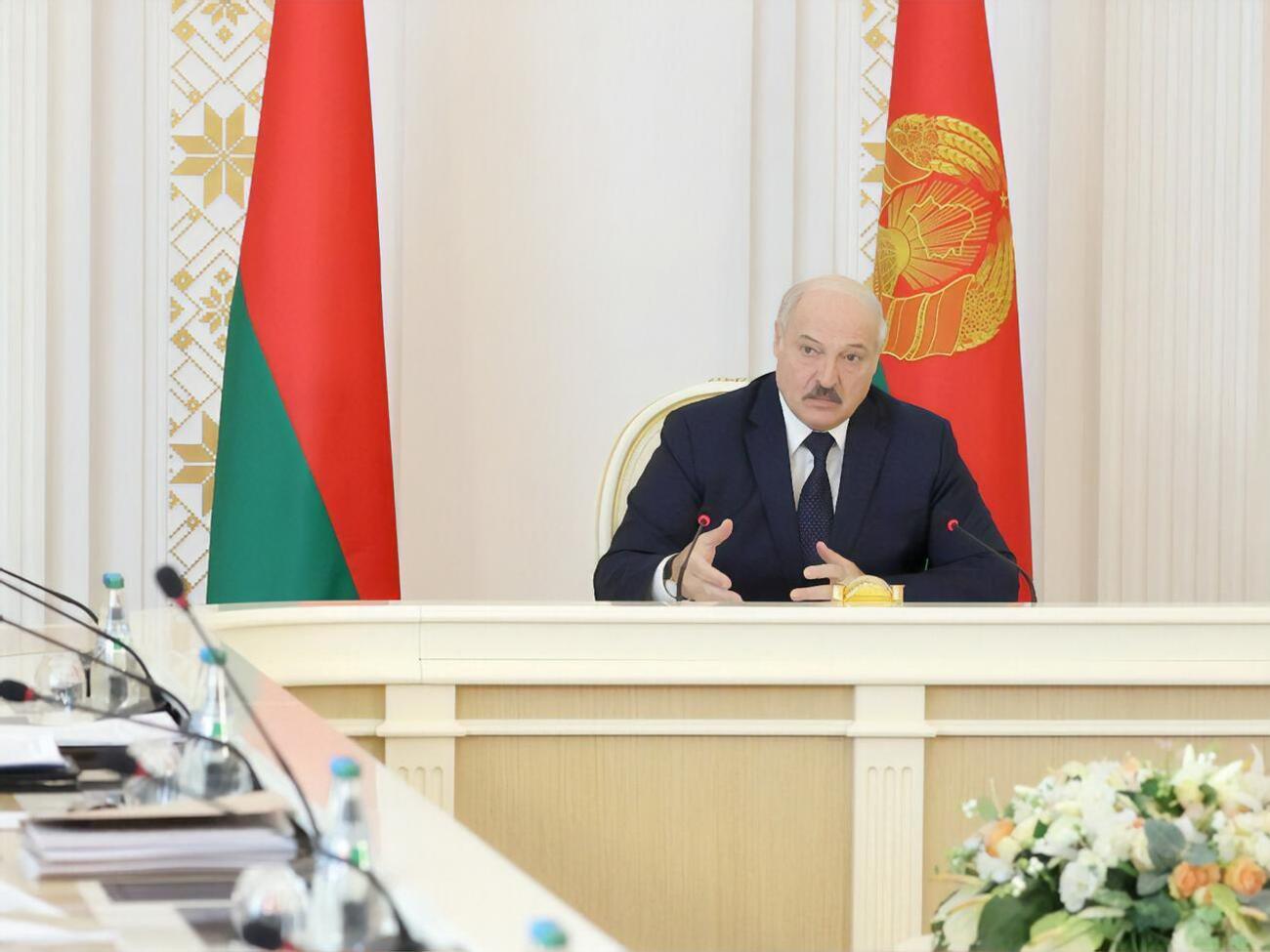 Лукашенко: Ну що ж, є й відкритіші держави, через які ми завжди можемо потрапити у Крим