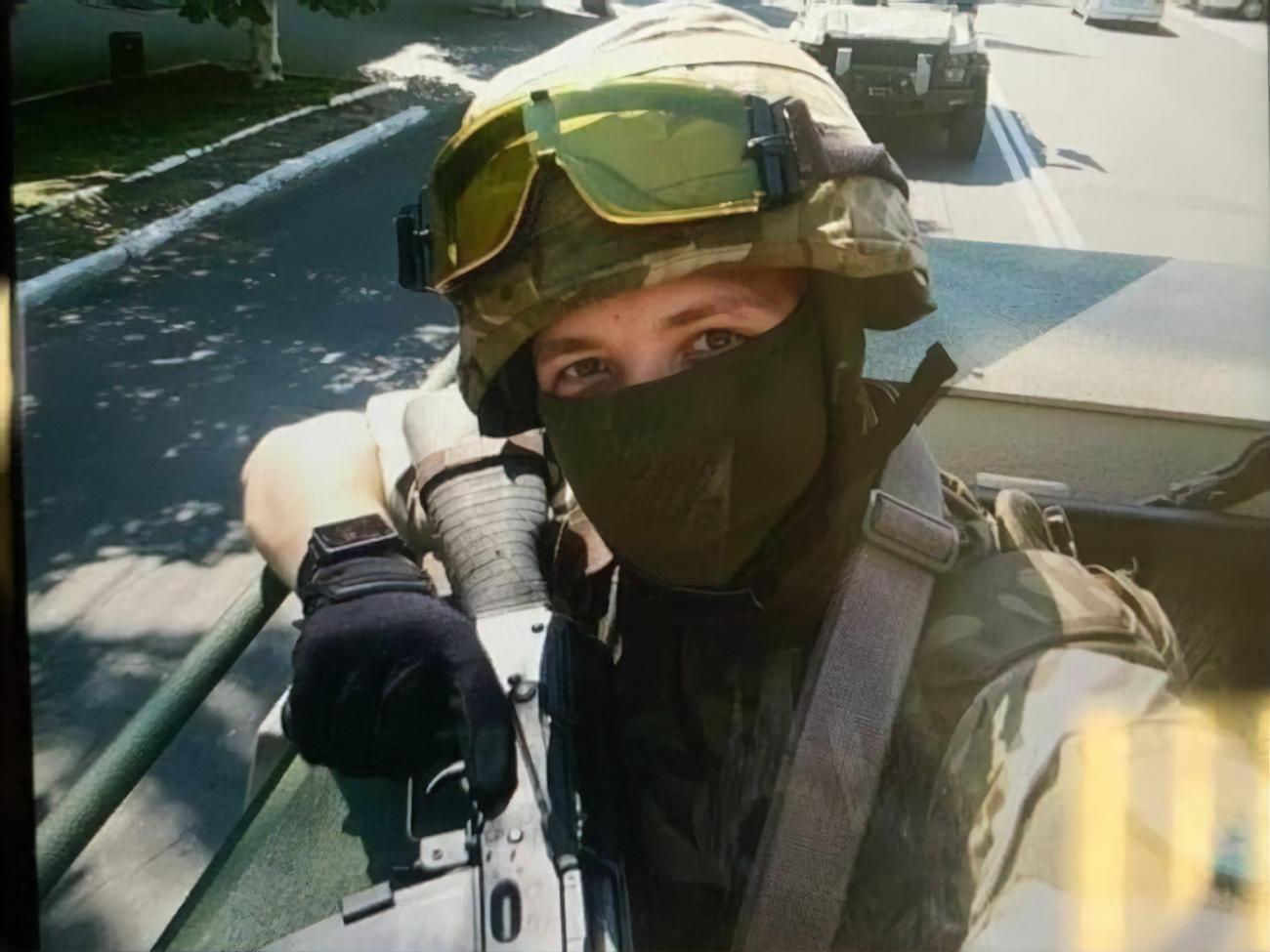 Пропагандистские СМИ утверждали, что Протасевич воевал на Донбассе. В "Азове" говорят, что оружие ему в руки давали только для фотографирования