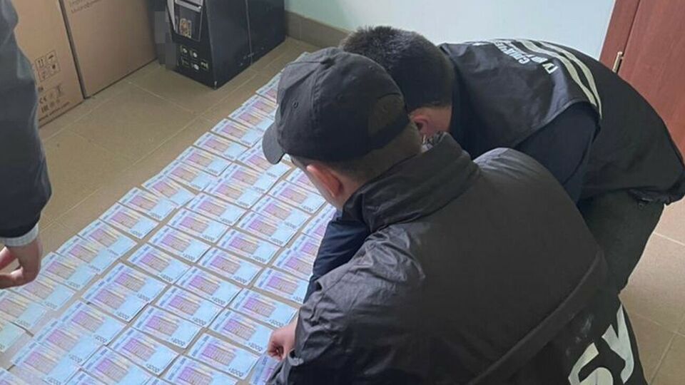 За даними СБУ, чиновника затримали під час одержання авансу в розмірі 1 млн грн