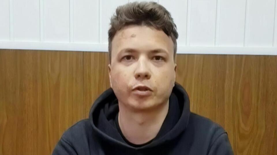 Родители Протасевича считают, что на видео, опубликованном вскоре после его задержания, на лице журналиста видны следы избиения