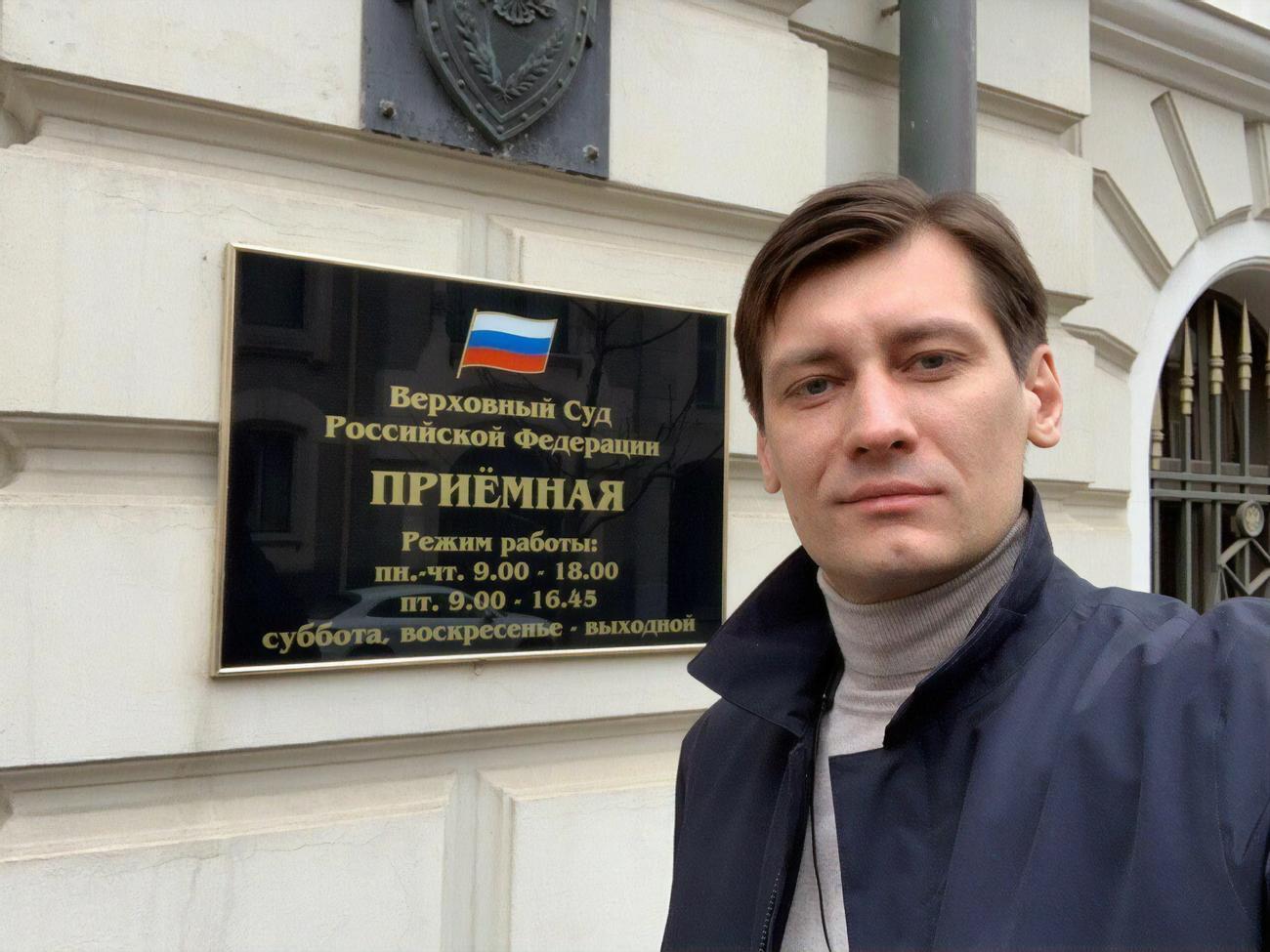 Утром 1 июня у Гудкова и членов его семьи прошли обыски