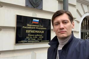 Уранці 1 червня у Гудкова та членів його сім'ї провели обшуки