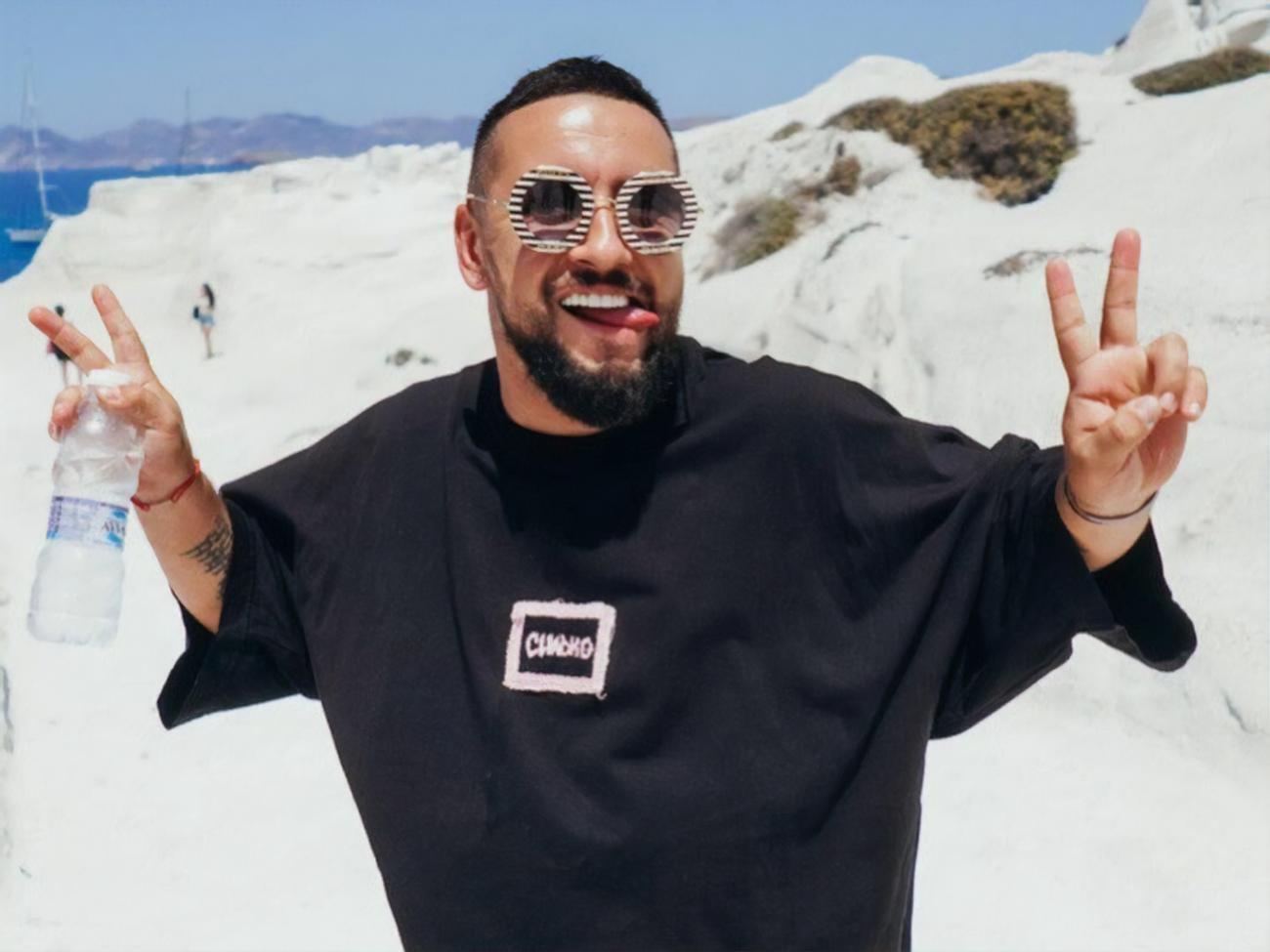 Дмитро Монатік одружений із 2015 року і разом із дружиною виховує двох синів