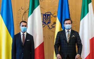 Італія пишається, що підтримала підписання Угоди про асоціацію між ЄС і Україною, зазначив Ді Майо (ліворуч) на брифінгу з Кулебою