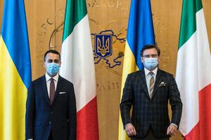 Італія пишається, що підтримала підписання Угоди про асоціацію між ЄС і Україною, зазначив Ді Майо (ліворуч) на брифінгу з Кулебою