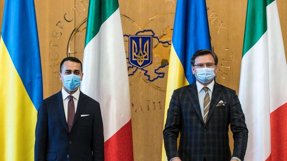 Італія пишається, що підтримала підписання Угоди про асоціацію між ЄС і Україною, зазначив Ді Майо (ліворуч) на брифінгу з Кулебою